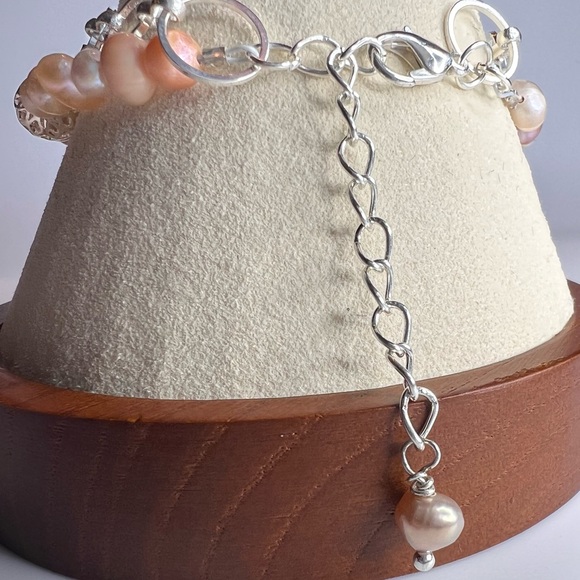 Double layered bracelet with real pearls and a metal chain - Picture 3 of 4